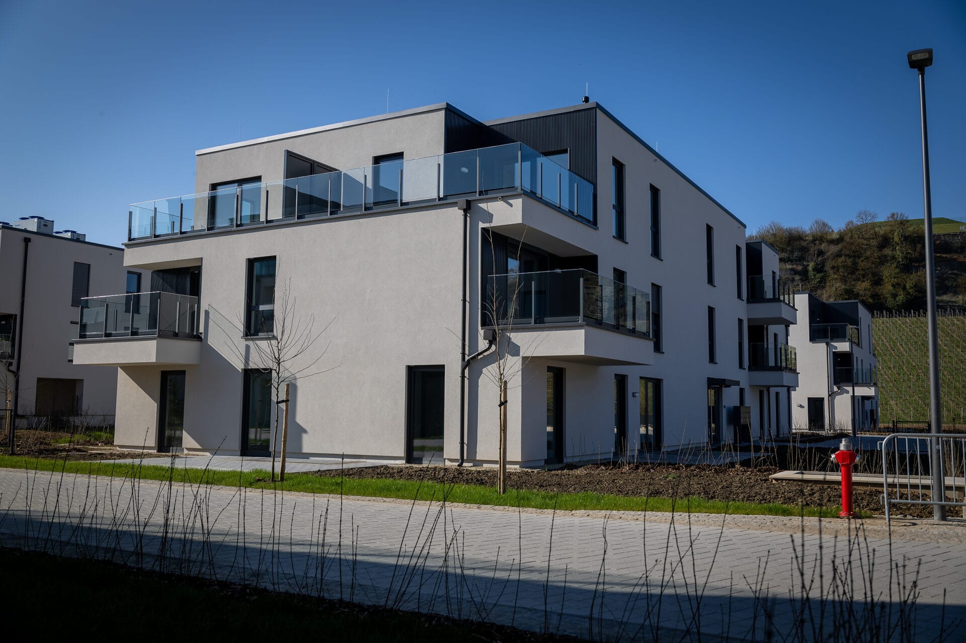 Visite du Premier ministre Luc Frieden et du ministre du Logement Claude Meisch du projet des nouveaux logements abordables dans la Cité Herrenberg à Mertert
